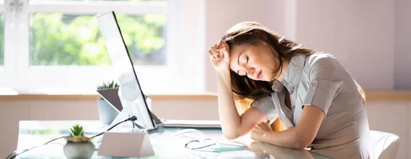Несчастная Деловая Женщина Головной Болью Помощью Компьютера Рабочий Стресс — стоковое фото