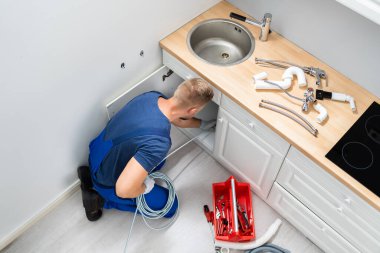 Erkek Tesisatçı Tıkanmış Lavabo Borusu Mutfakta