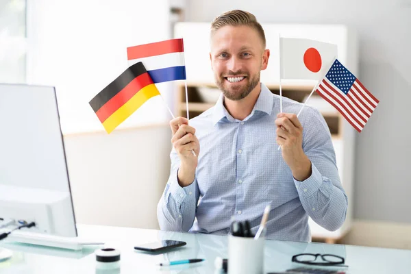 Online Vreemde Taal Cursus Polyglot Man Met Vlaggen — Stockfoto