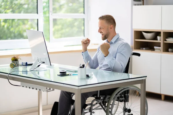 Disable Young Worker Using Computer Physical Therapy Wheelchair — Stock fotografie