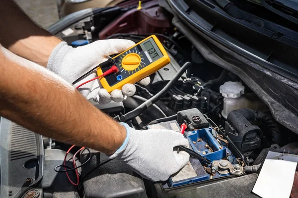 Serviço Manutenção Eletrônica Carro Verificação Trabalhador Homem Com Testador Ferramenta — Fotografia de Stock