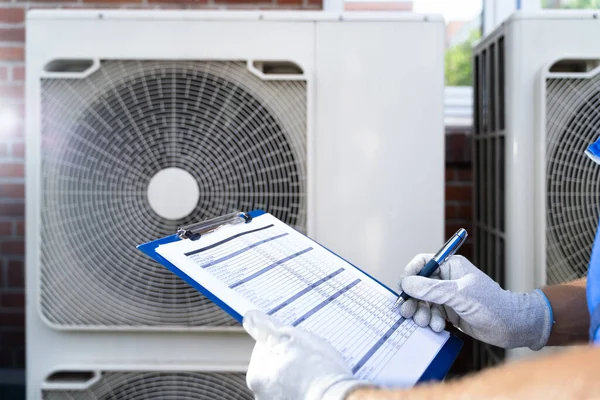 Électricien Homme Vérification Unité Climatisation Sur Toit Bâtiment — Photo