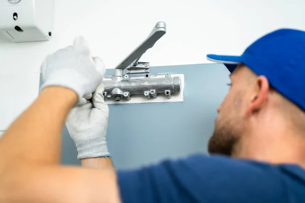 Handyman Instalando Fixando Porta Automática Mais Perto Manutenção Serviço — Fotografia de Stock