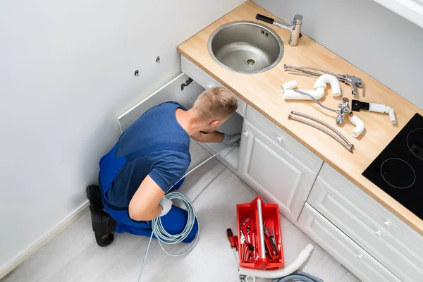 Αρσενικό Υδραυλικό Καθαρισμό Βουλωμένο Σωλήνα Νεροχύτη Στην Κουζίνα — Φωτογραφία Αρχείου