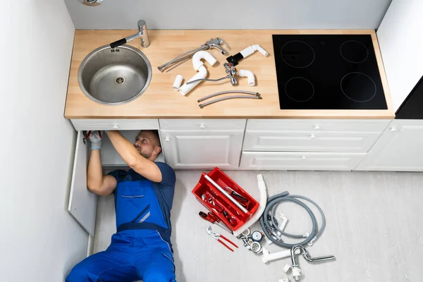 Jovem Feliz Masculino Encanador Fixando Torneira Cozinha — Fotografia de Stock