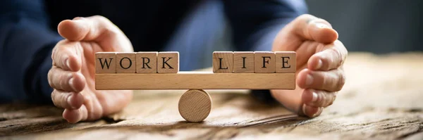 Close Mão Empresário Cobrindo Equilíbrio Entre Vida Trabalho Seesaw — Fotografia de Stock