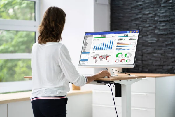 Frau Mit Höhenverstellbarem Stehtisch Büro Für Gute Körperhaltung — Stockfoto