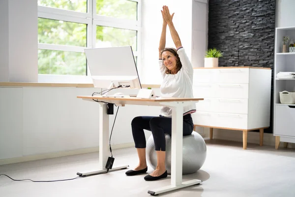 Primer Plano Una Mujer Negocios Feliz Que Relaja Bola Aptitud — Foto de Stock