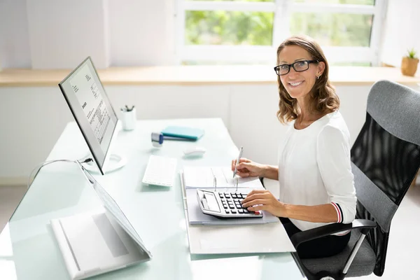 Junge Geschäftsfrau Rechnet Rechnung Mit Computer Und Laptop Auf Schreibtisch — Stockfoto