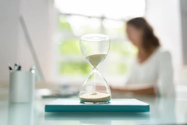 Factura Tardía Fecha Límite Facturación Con Reloj Arena Escritorio — Foto de Stock