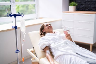 Kadın Kanında Vitamin Terapisi IV Drip Enfüzyonu