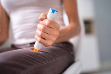 Otomatik Epinefrin Enjektörü. Hasta Bacak Enjeksiyonu Yapıyor