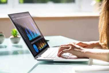 İş Dizüstü bilgisayarında KPI Analitik Bilgi Teknolojisi