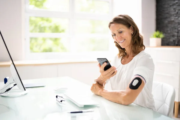Akıllı Telefon Kullanarak Sürekli Glikoz Testi Yapın Diyabet Hastası — Stok fotoğraf
