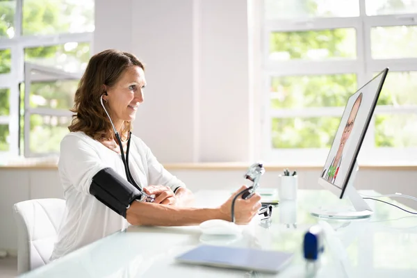 Dengan Tekanan Darah Atau Hipertensi Menggunakan Telemedicine — Stok Foto