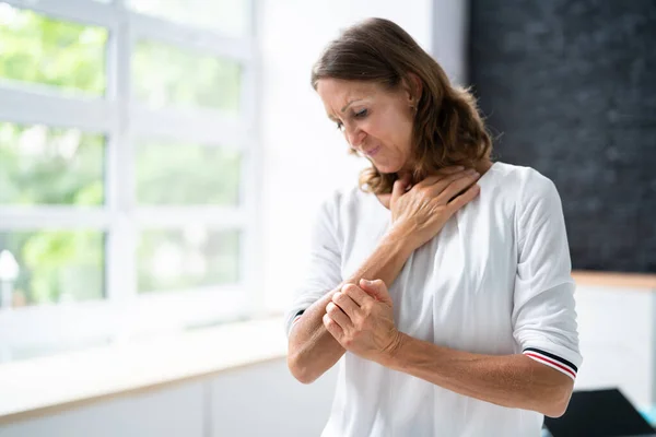 Mujer Rascarse Picazón Piel Del Cuerpo Con Alergia — Foto de Stock