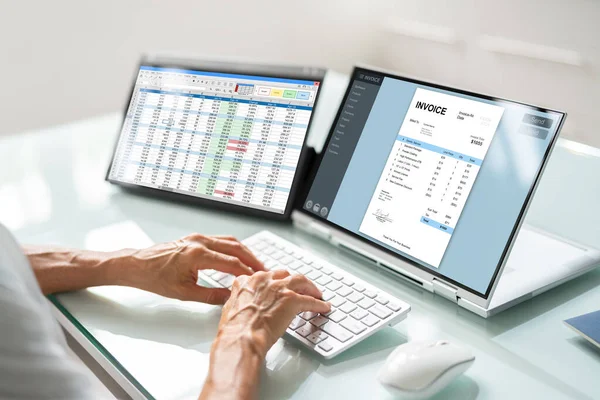 Frau Analysiert Digitale Rechnung Mit Online Software — Stockfoto