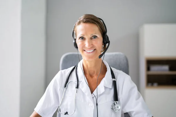 Retrato Primer Plano Recepcionista Segura Usando Auriculares Hospital —  Fotos de Stock