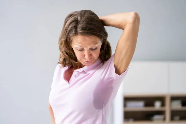 巨根症の女性は脇の下に非常にひどく汗をかく — ストック写真