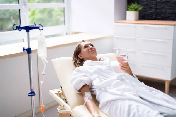 Kadın Kanında Vitamin Terapisi Drip Enfüzyonu — Stok fotoğraf