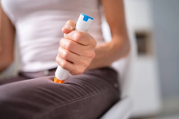 Auto Epinephrine Injector Patient Doing Leg Injection — Stock Photo, Image