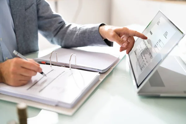 Close Businessman Hands Working Invoice Laptop Office — Stock Photo, Image