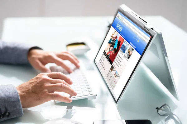 Nieuws Het Scherm Bekijken Website Van Krant Lezen Laptop — Stockfoto