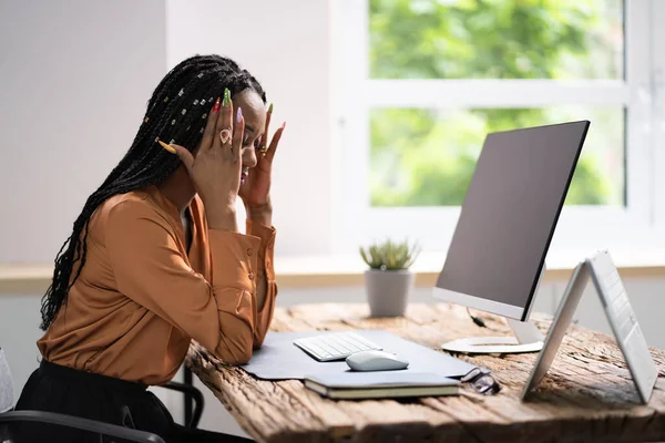 Africano Mulher Negócios Cansado Perturbado Com Cabeça Ache — Fotografia de Stock