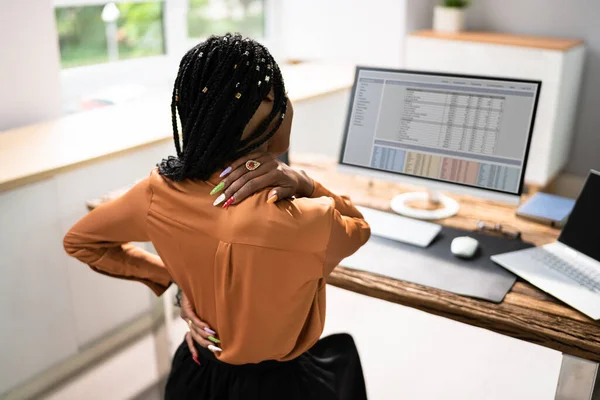 Πόνος Στην Πλάτη Bad Posture Γυναίκα Κάθεται Στο Γραφείο — Φωτογραφία Αρχείου