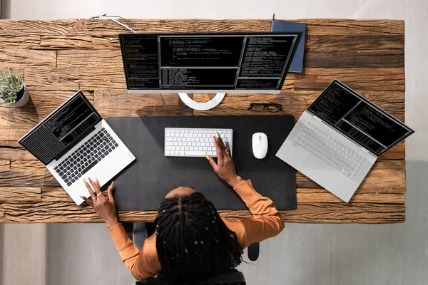 Afro Amerikaanse Programmeur Vrouw Coderen Computer — Stockfoto