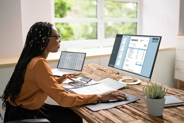 Buchhalterin Berechnet Steuer Vor Dem Computer Schreibtisch — Stockfoto