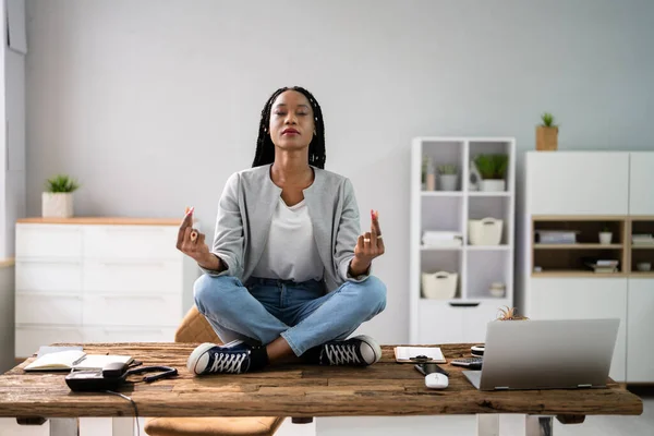 Employé Africain Fait Méditation Yoga Santé Mentale Bureau — Photo