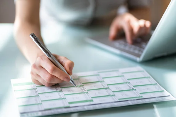 Femme Bureau Organiser Des Jours Vacances Dans Calendrier — Photo