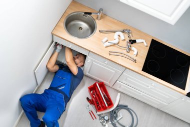 Erkek Tesisatçı Lavabo Tamiri Borusu