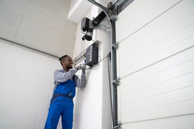 Otomatik garaj kapısı ya da kapı kuruluyor. Bakım ve Onarım