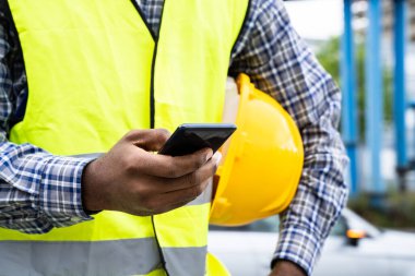 İnşaat işçisi Smartphone Call. Müteahhit İnşaatçı Telefonu