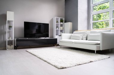 Koltuğu ve mobilyası olan bir oturma odasının içinde.