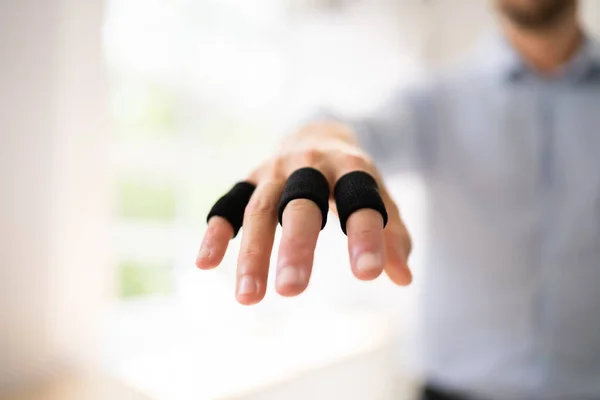 Fasciatura Scheggia Della Mano Dell Uomo Rotto Paziente Ferito — Foto Stock