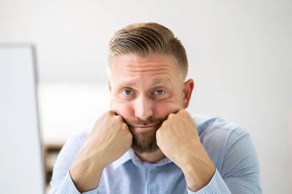 Verveelde Werknemer Die Computer Gebruikt Bedrijfsfaillissementsaccountant — Stockfoto