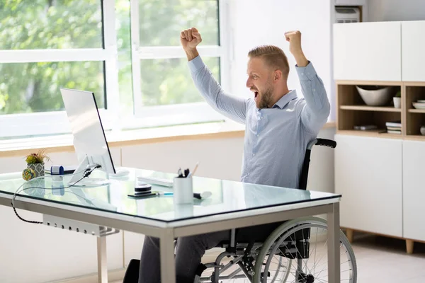 Disable Young Worker Using Computer Physical Therapy Wheelchair — Stockfoto
