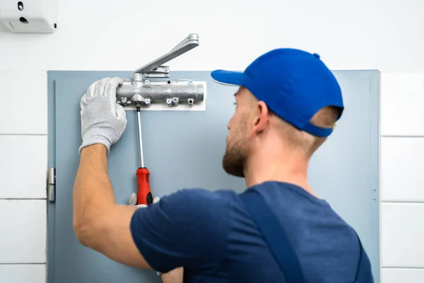 Handyman Installazione Fissaggio Chiusura Automatica Della Porta Manutenzione Assistenza — Foto Stock