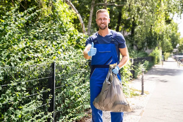 Man Verzamelen Prullenbak Buiten Rubber Handschoenen — Stockfoto