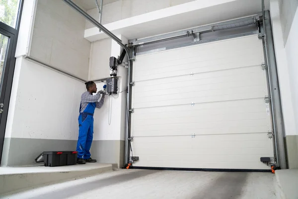 Installing Automatic Garage Door Gate Maintenance Repair — 图库照片