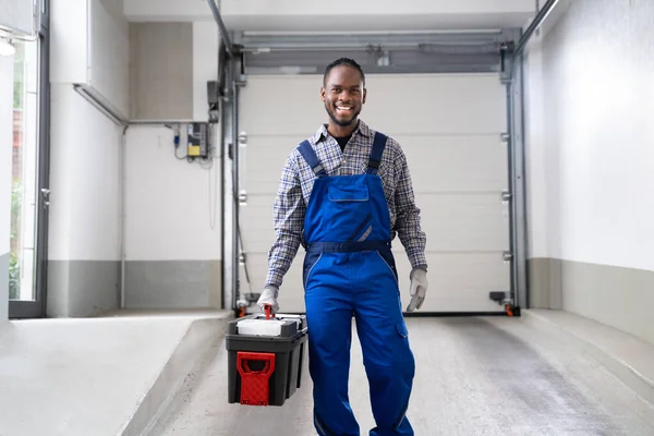 Installazione Riparazione Della Porta Del Garage Casa Contraente Uomo Casa — Foto Stock