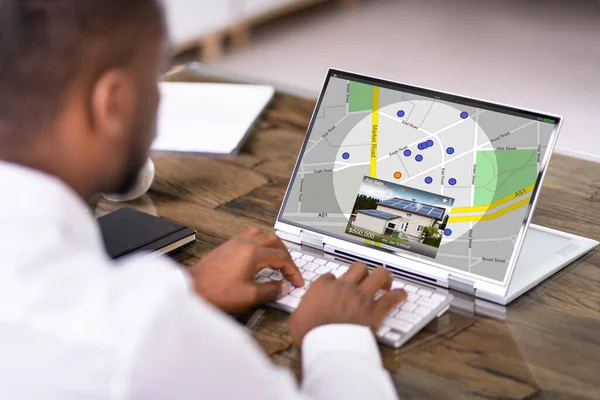 Real Estate Online Location Search Laptop — Stock Photo, Image