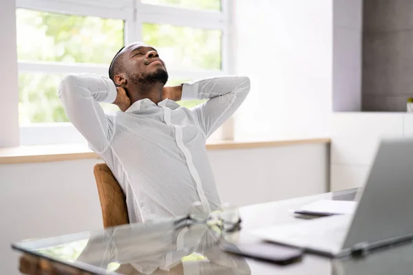 Adviseur Man Ontspannend Fungerend Voorzitter Aan Balie — Stockfoto