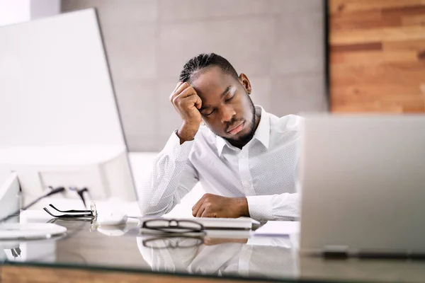 Unatkozó Főnök Alszik Nyugalmas Fáradt Alkalmazott — Stock Fotó