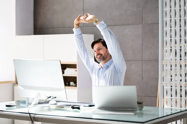 Jonge Zakenman Strekte Zijn Armen Uit Met Laptop Het Bureau — Stockfoto