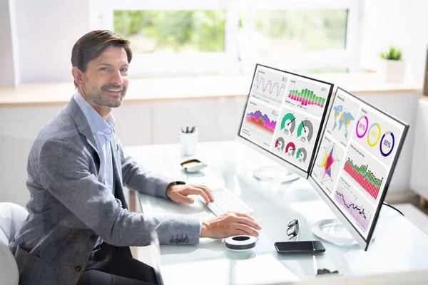 Analyst Man Patrząc Business Data Analytics Dashboard — Zdjęcie stockowe