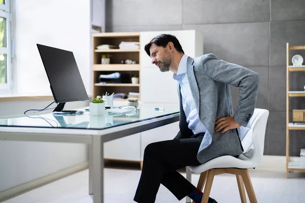 Κακή Στάση Καθισμένος Στο Γραφείο Πόνο Στην Πλάτη Στην Καρέκλα — Φωτογραφία Αρχείου